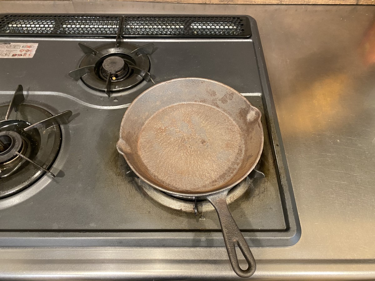 真っ白になったスキレット