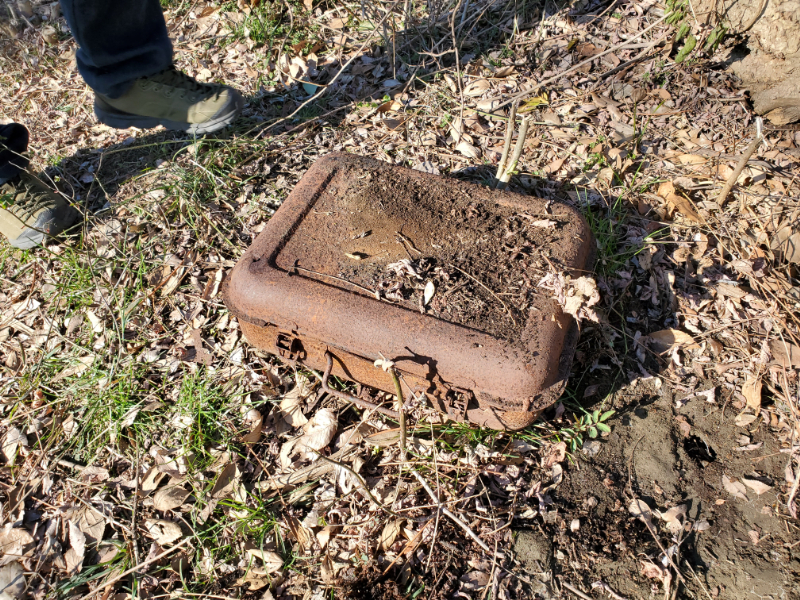 謎の金属ケース