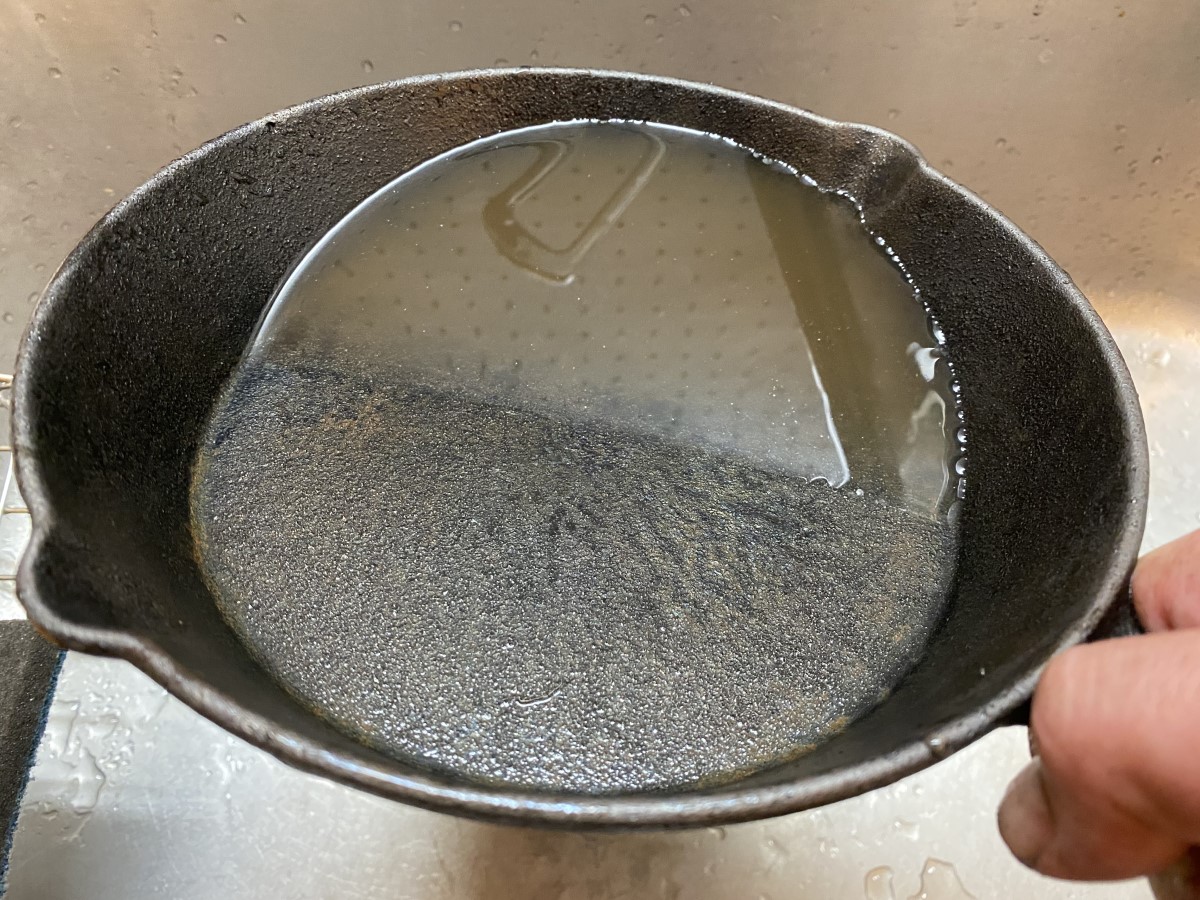 錆で赤茶色に濁った水