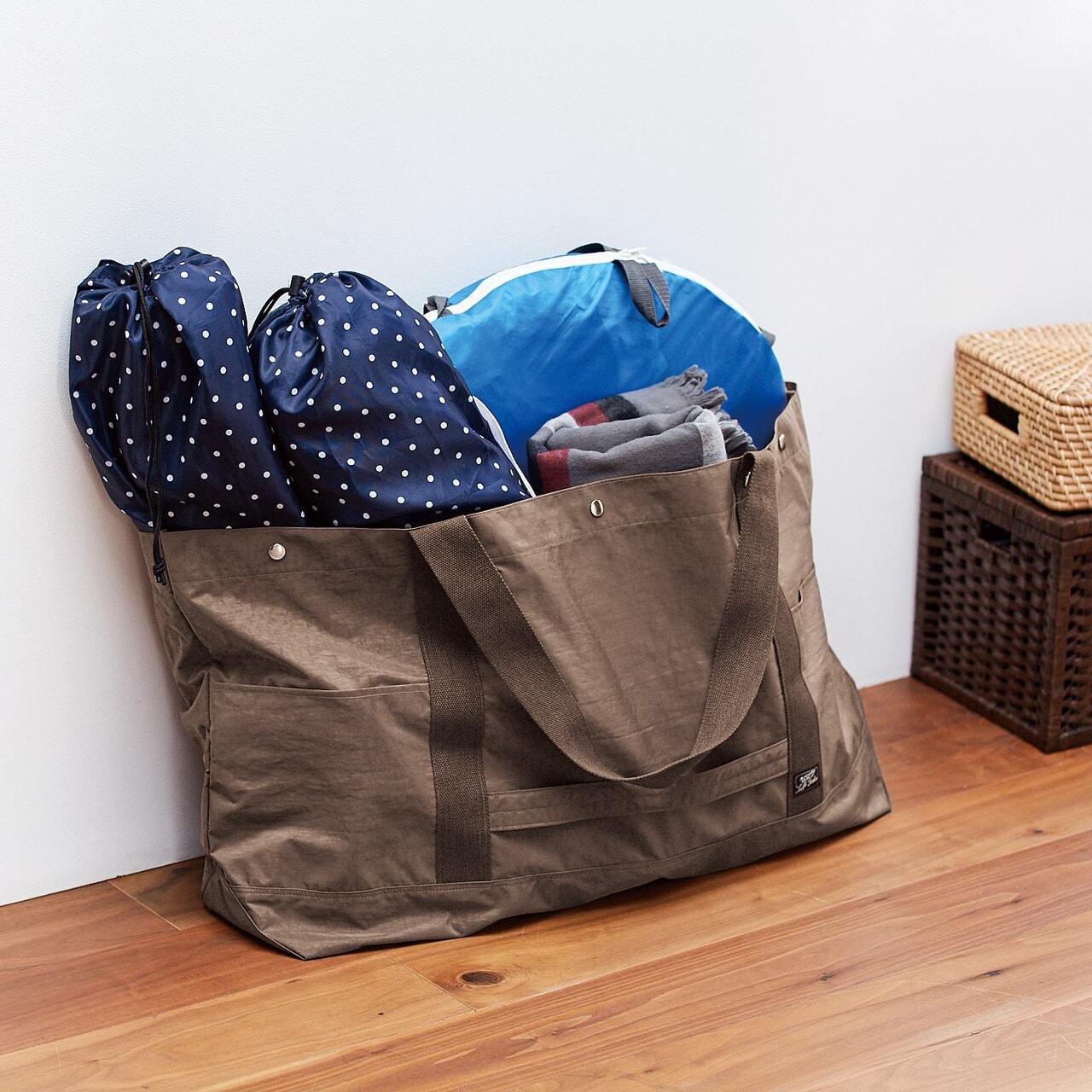 長い荷物も持ち運びOK たたむと小さくなる撥水加工の細長ビッグナイロントートバッグ (10)