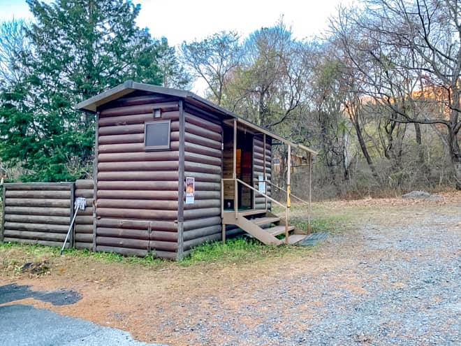 駐車場内にはトイレがあるので