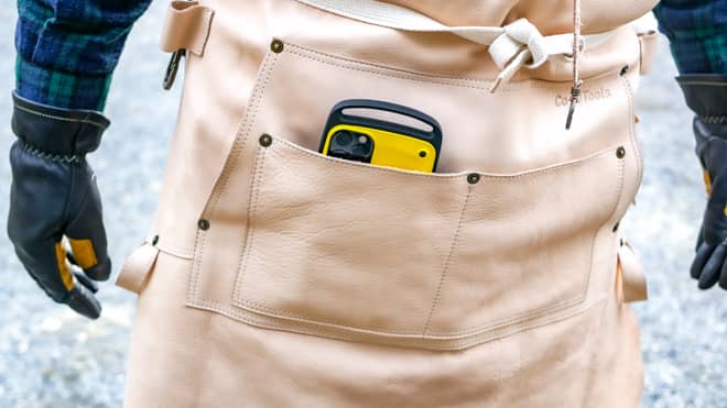 お腹のポケットにスマホ