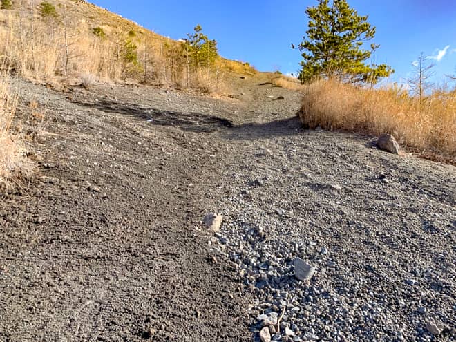 ここから山頂までは火砕岩や軽石に覆われた滑りやすいザレ場
