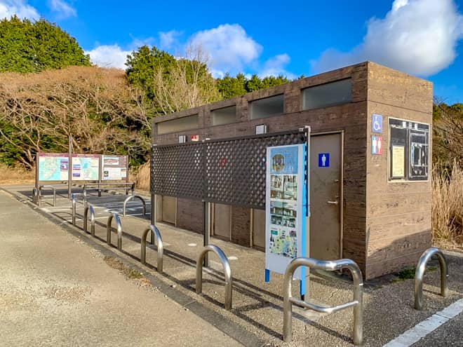 それぞれの駐車場にはトイレがあるので便利です
