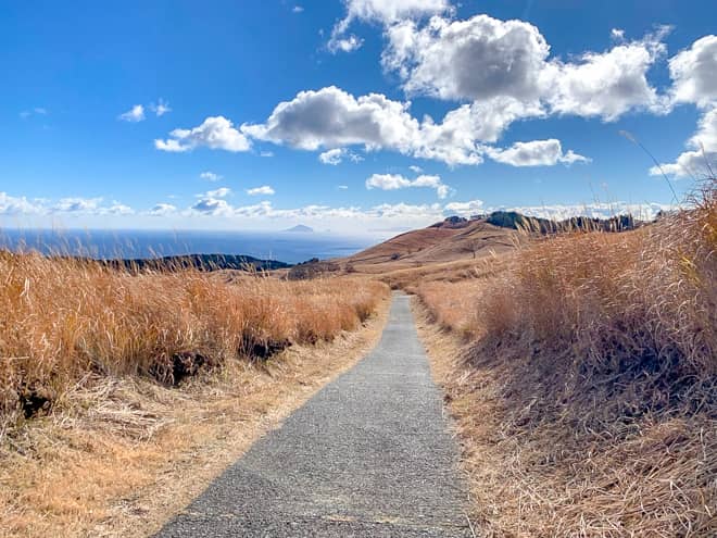 まがりくねった下り坂を降りきると