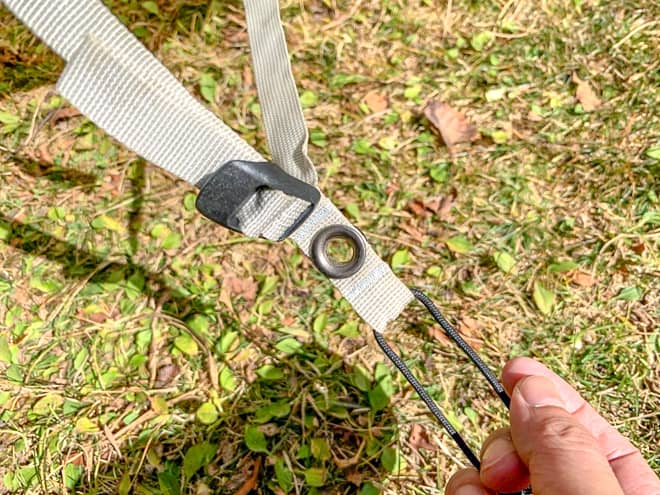 グロメットにポールを差し込む前に