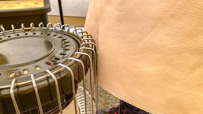 ストーブに密着