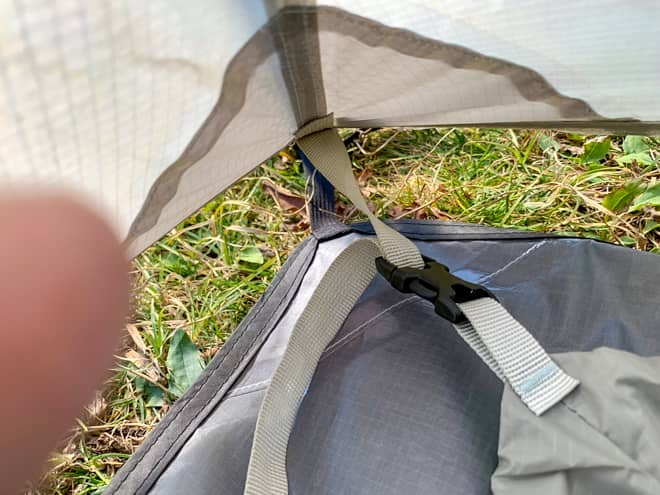 テープアジャスターバックルをカチッとはめていきます