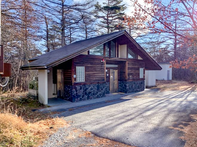 トイレと自動販売機は峰の茶屋の傍にあります