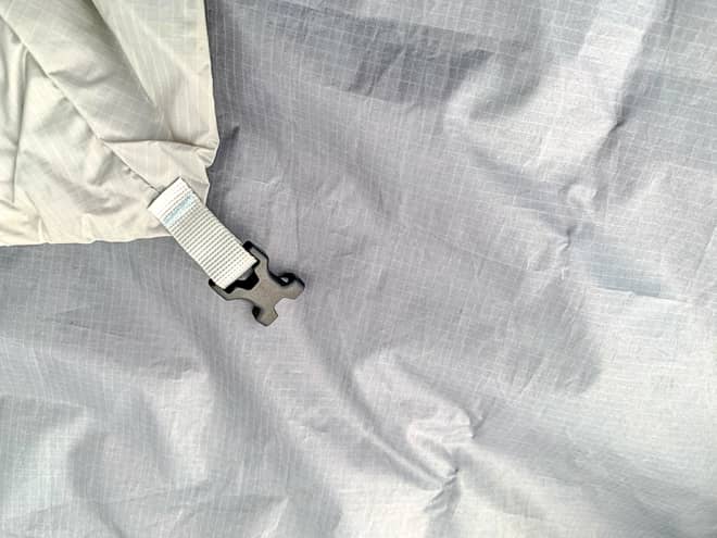 フライシートの四隅にあるテープアジャスターバックル