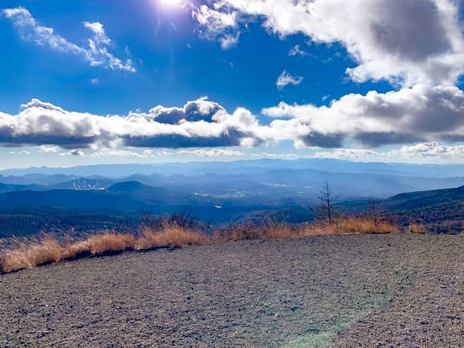 南側に目を向けると軽井沢の街