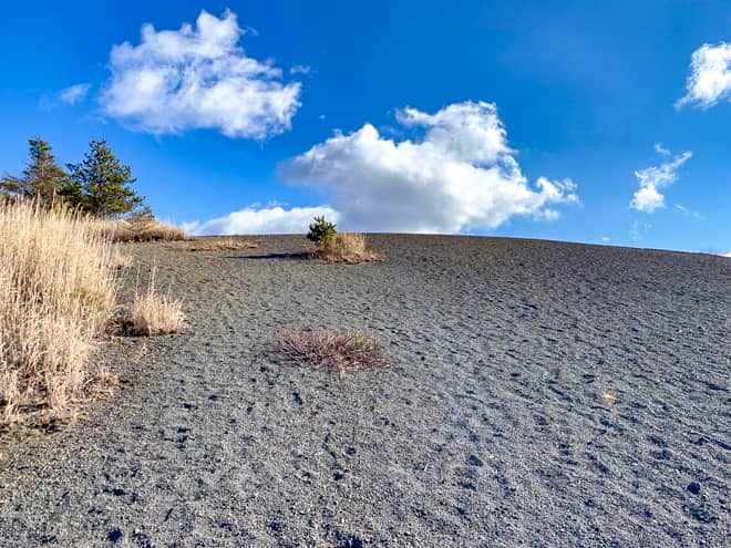 山頂手前は本当に砂浜のようで