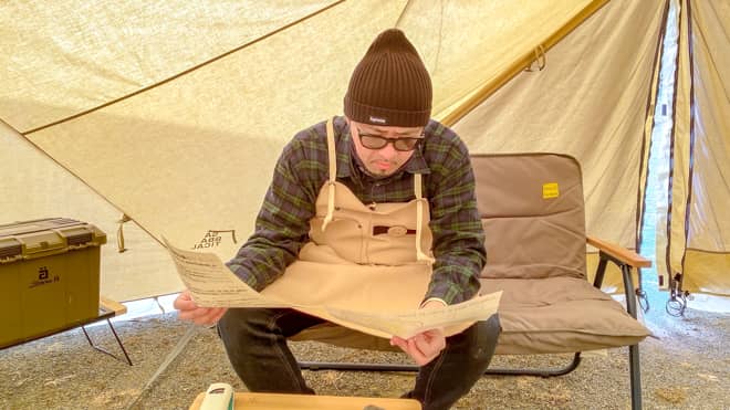 座っている友人帽子あり