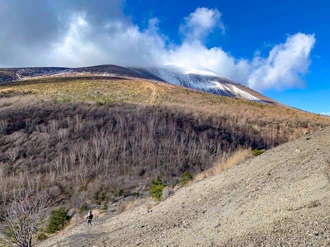 後ろを振り返ると浅間山が見えます