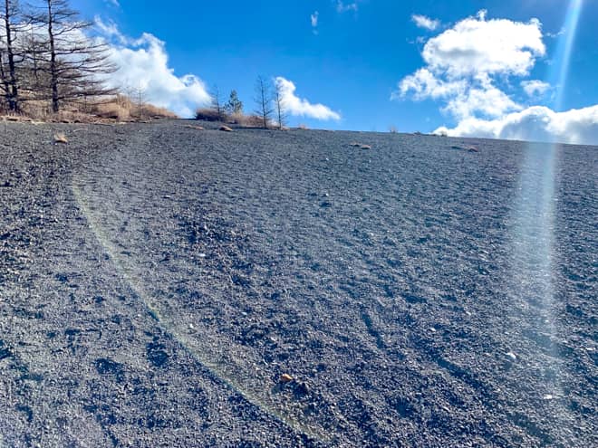 暫く進むと、一面砂浜のような開けた場所に出ます