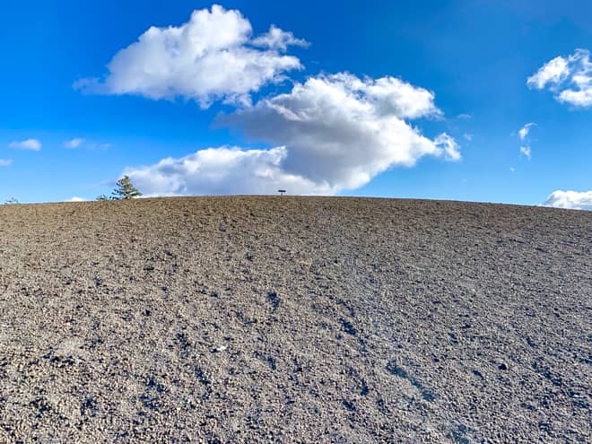 本当に真ん丸な山頂ですね