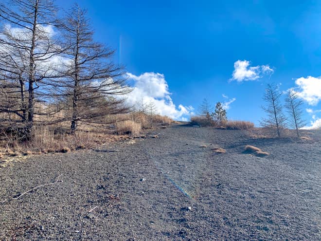 浅間山同様、火山の噴火で積もった