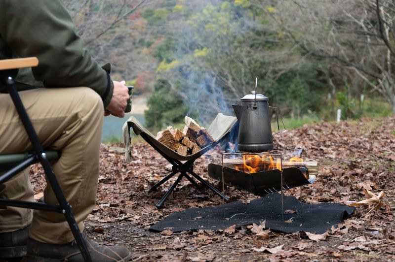 焚き火シートを使って焚き火を楽しむ