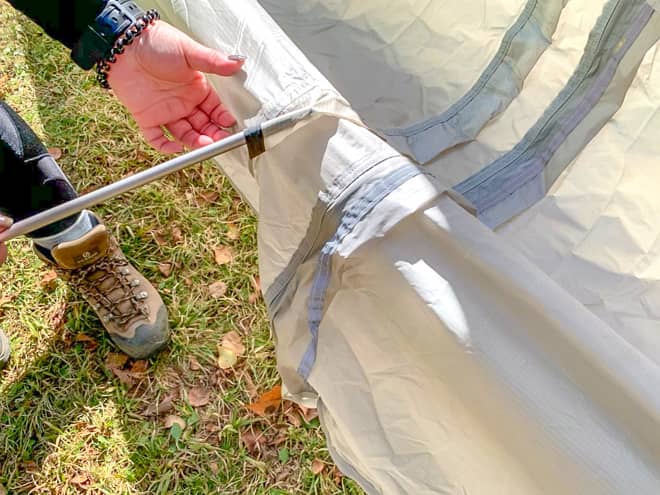 短いポールをスリーブに差し込みます