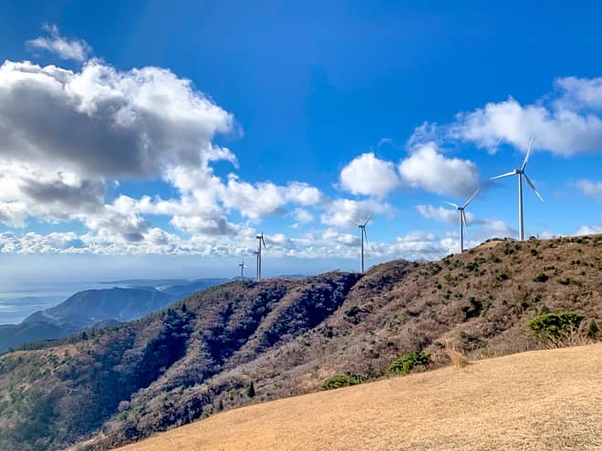 稜線に並んだ風力発電のプロペラ