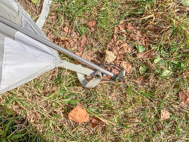 筆者の場合、長いポールを通したあとに