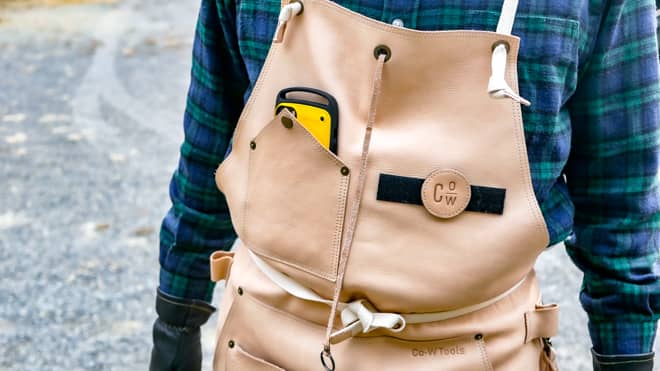 胸ポケットにスマホ