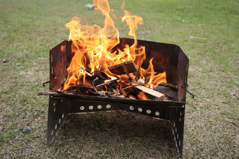 芝生の上で焚き火