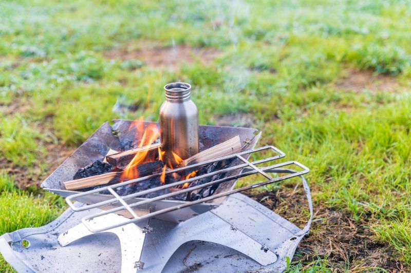 芝生の上に焚き火シートを敷いて焚き火