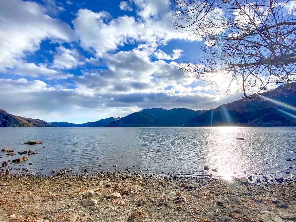 芦ノ湖キャンプ村で湖畔キャンプ オートサイトは広いけどテントサイトは狭いので2区画利用がおすすめ キャンプクエスト 芦ノ湖キャンプ村で湖畔キャンプ オートサイトは広いけどテントサイトは狭いので2区画利用がおすすめ キャンプクエスト