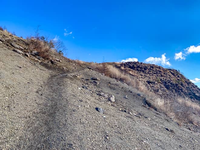 若干急登で滑りやすいですが