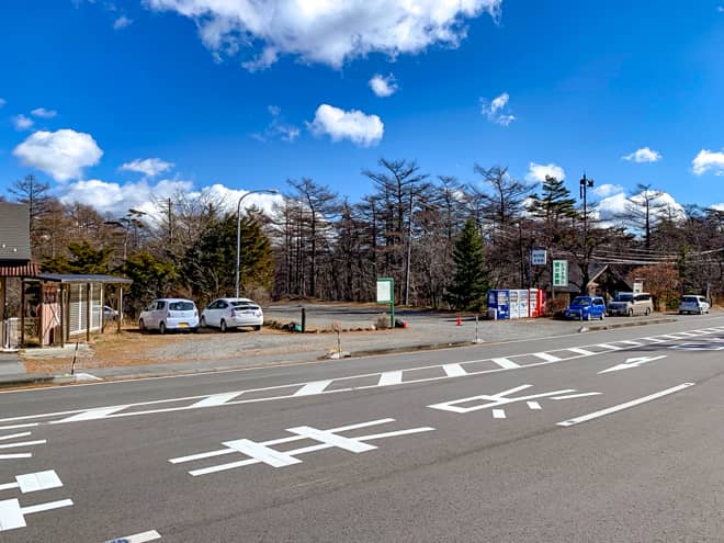 道路を挟んだ峰の茶屋の傍にも駐車場がありますが