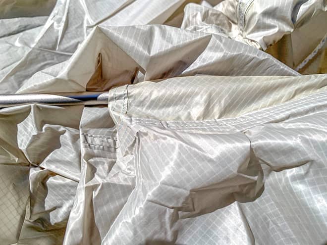 2本の長いポールをスリーブに通していきます