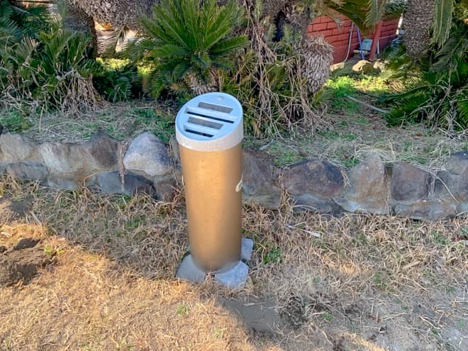 しかも必ず自動販売機の隣には