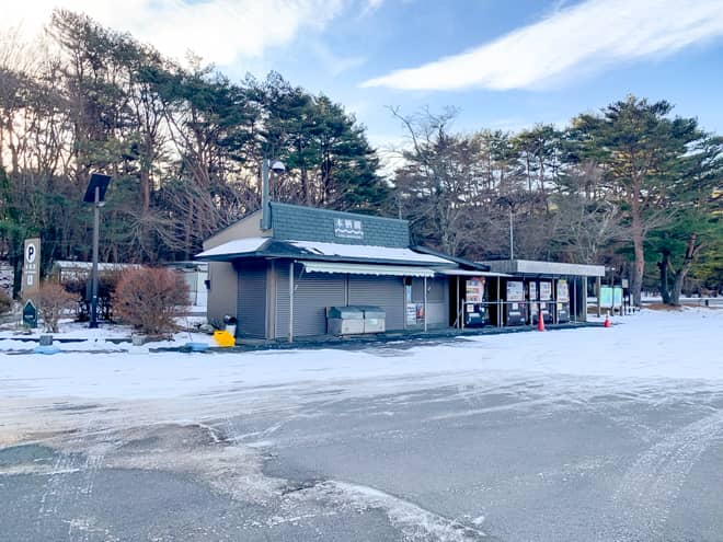 そのため冬季は「竜ヶ岳登山者用駐車場」手前の「本栖湖駐車場」