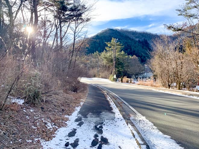 そのため冬季は道路沿いを歩いて登山口を目指します