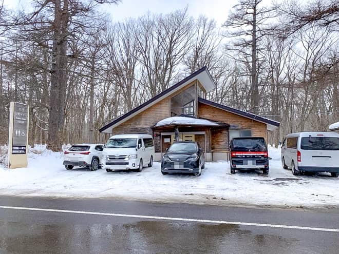 トイレは道を挟んで「赤沼第1公衆トイレ」の利用が可能