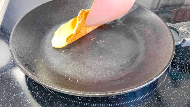 フライ返しを差し込む