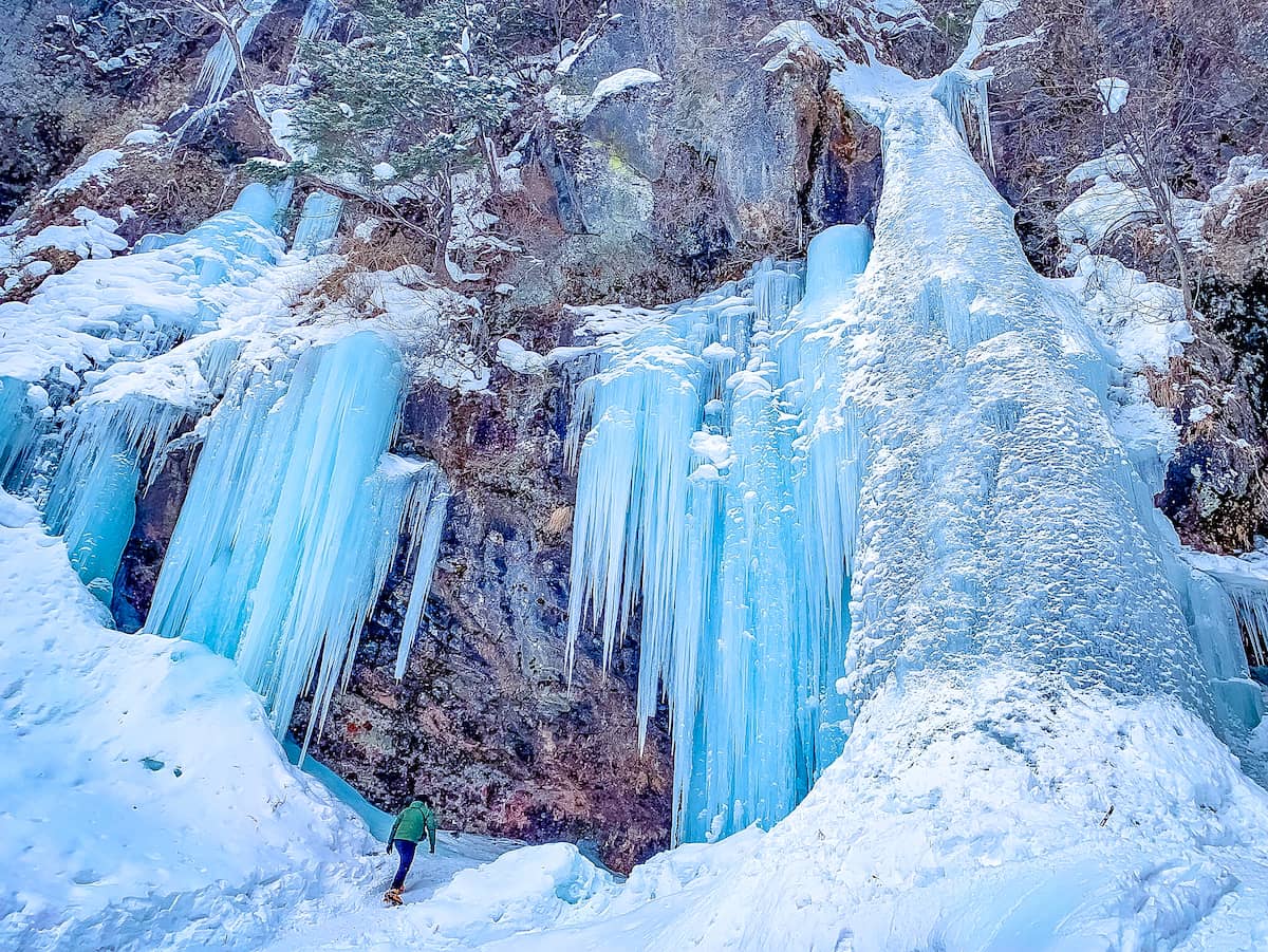 冬限定の絶景 氷瀑 を求めて奥日光の秘境 庵滝 をスノートレッキング キャンプクエスト