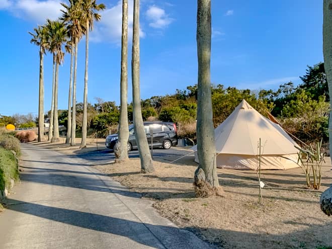 南国感満載でキャンプ場の離れにあるので