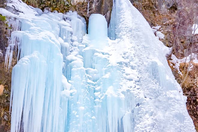 庵滝の氷瀑を楽しむ