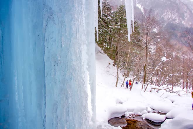 氷柱越しに見る景色は