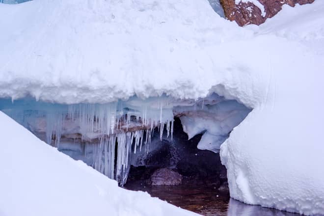滝つぼは完全に凍っていて足場が出来ていました