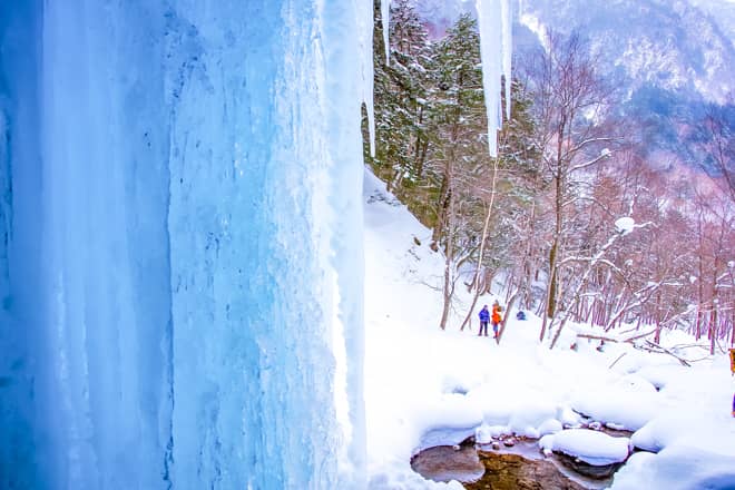 滝の内部が空洞になっているため