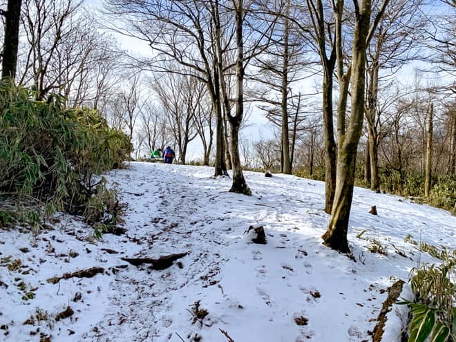 登り切った小ビークに休憩所があります