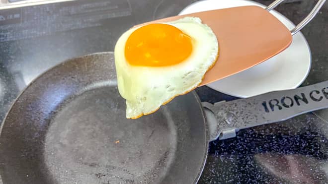 目玉焼きを持ち上げる