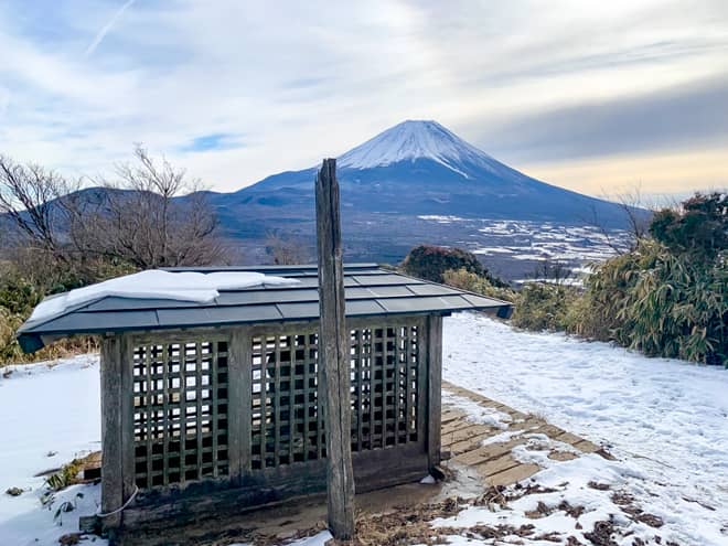 石仏は展望台の後ろにあります