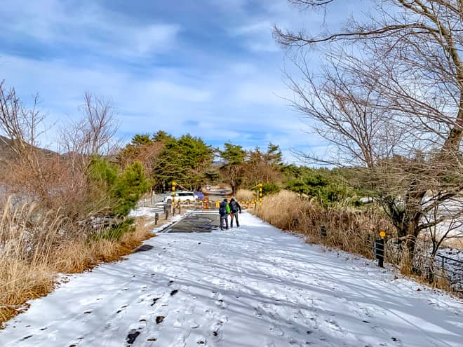 駐車場までは本栖湖沿いの道路を歩きます