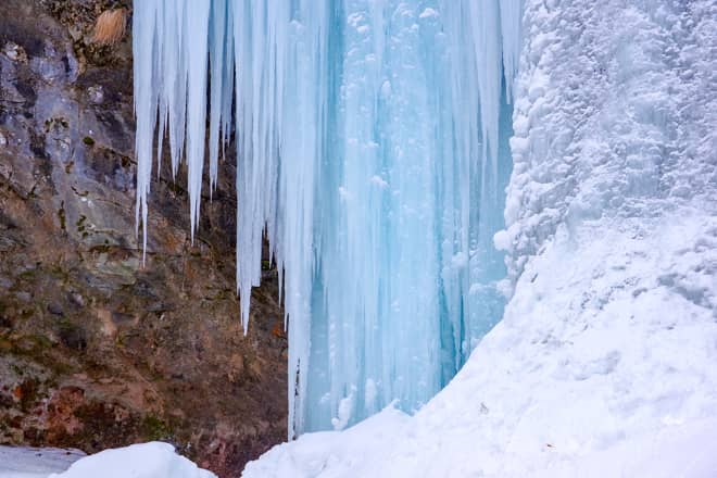 ブルーアイスが美しい庵滝の氷瀑を拝める