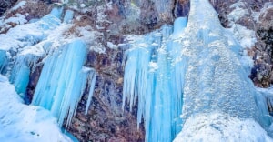 冬限定の絶景「氷瀑」を求めて奥日光の秘境「庵滝」をスノートレッキング