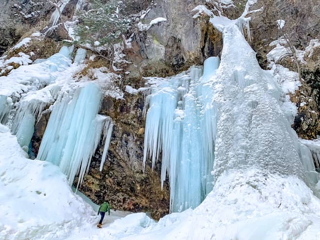 庵滝では他の氷瀑と違った特別な体験が出来ます